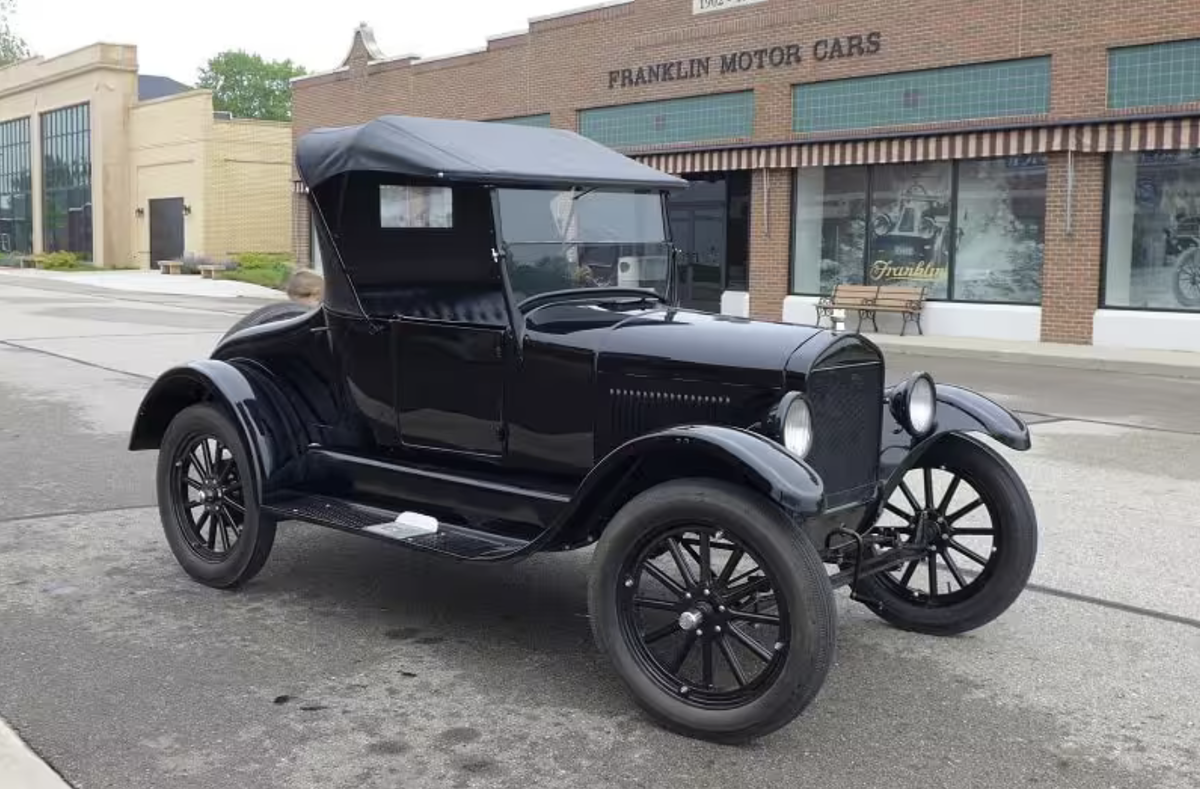 Легко ли управлять автомобилем Ford T? Или почему средняя педаль не имеет  отношение к тормозам? | АвТОгус | Дзен