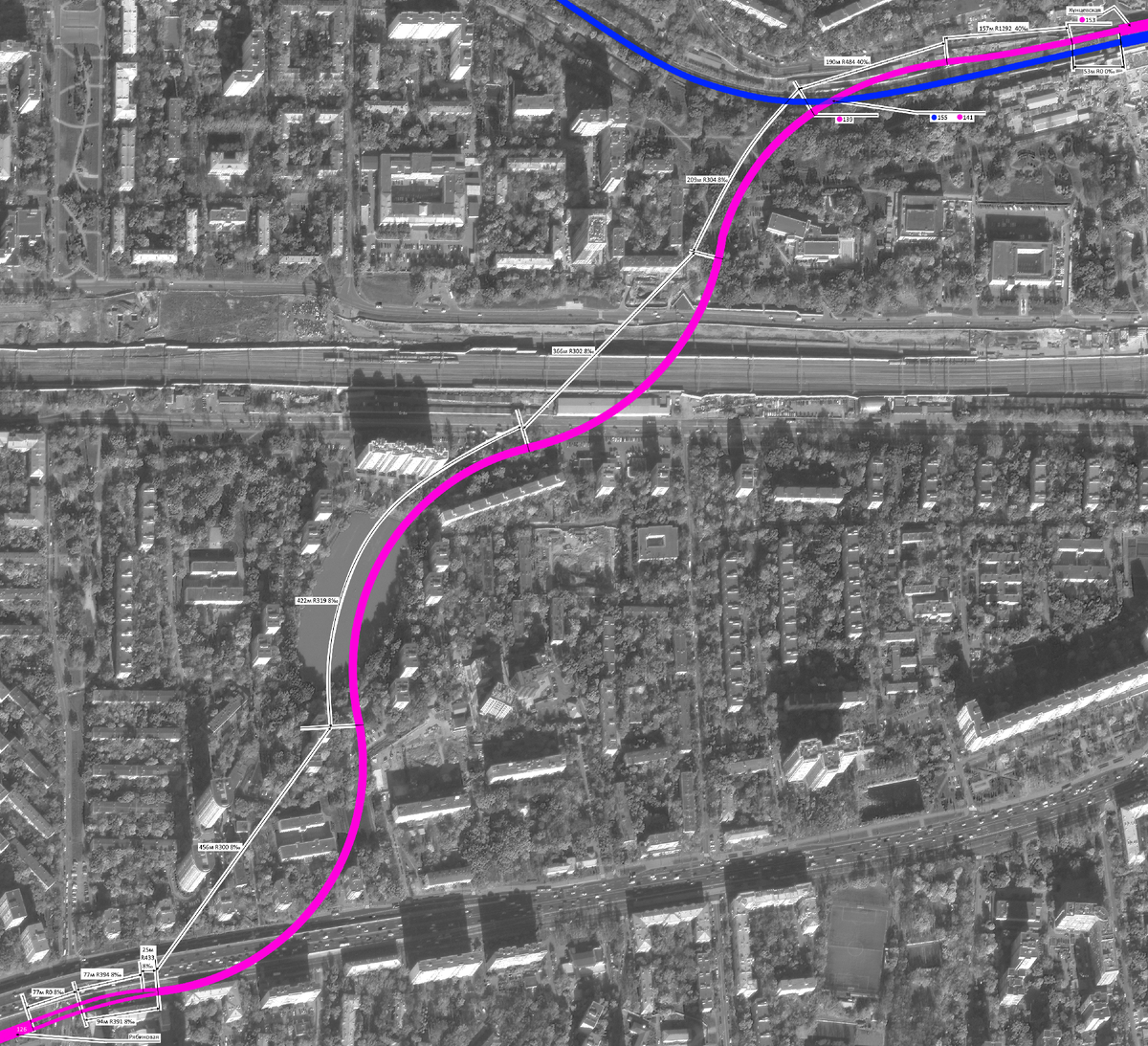 Карта перегона Кунцевская - Рябиновая с расположением соседних путей. Трассировка туннеля Филевско-Некрасовской линии выделена розовым, пути Арбатско-Покровской линии - синим. Так же отмечены высоты путей и туннелей над уровнем моря, а так же длины, радиусы и уклоны каждого из участка туннелей (нажмите на картинку для увеличения).