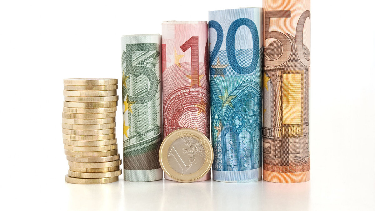 Источник картинки https://www.goodfon.ru/download/dengi-evro-banknota-kupyura/2560x1440/