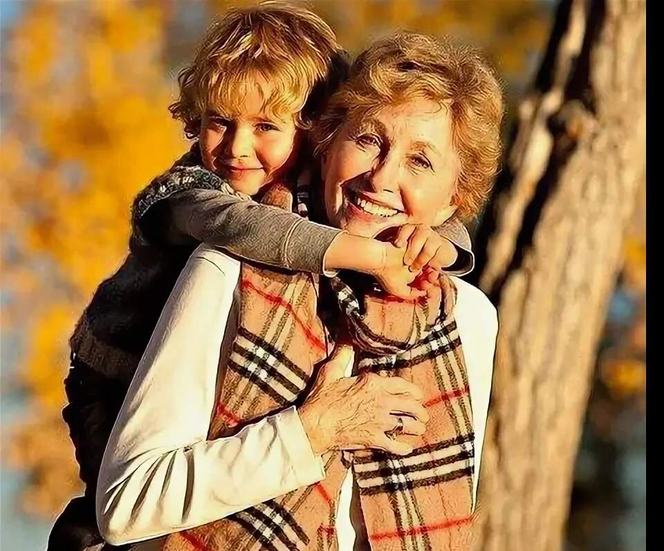 Бабушка и внучка. Старушка внук. Старушка и внук. Бабушка и внук. Бабка с внуками.