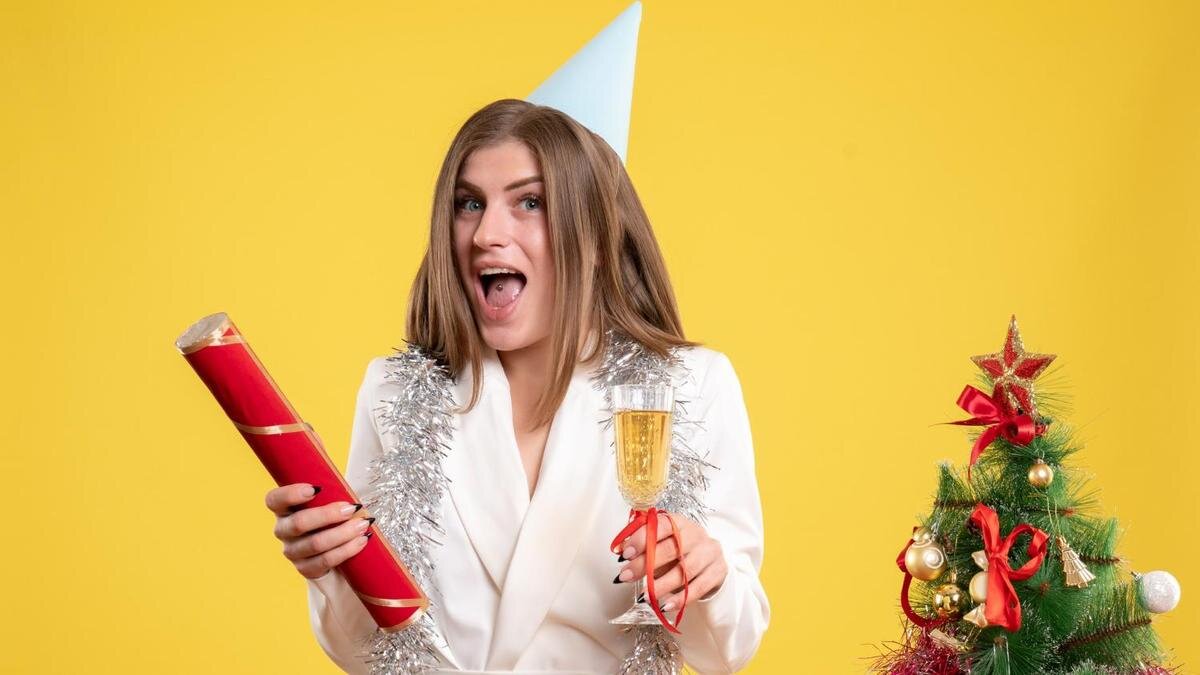    Девушка с бокалом вина и хлопушкой:Freepik