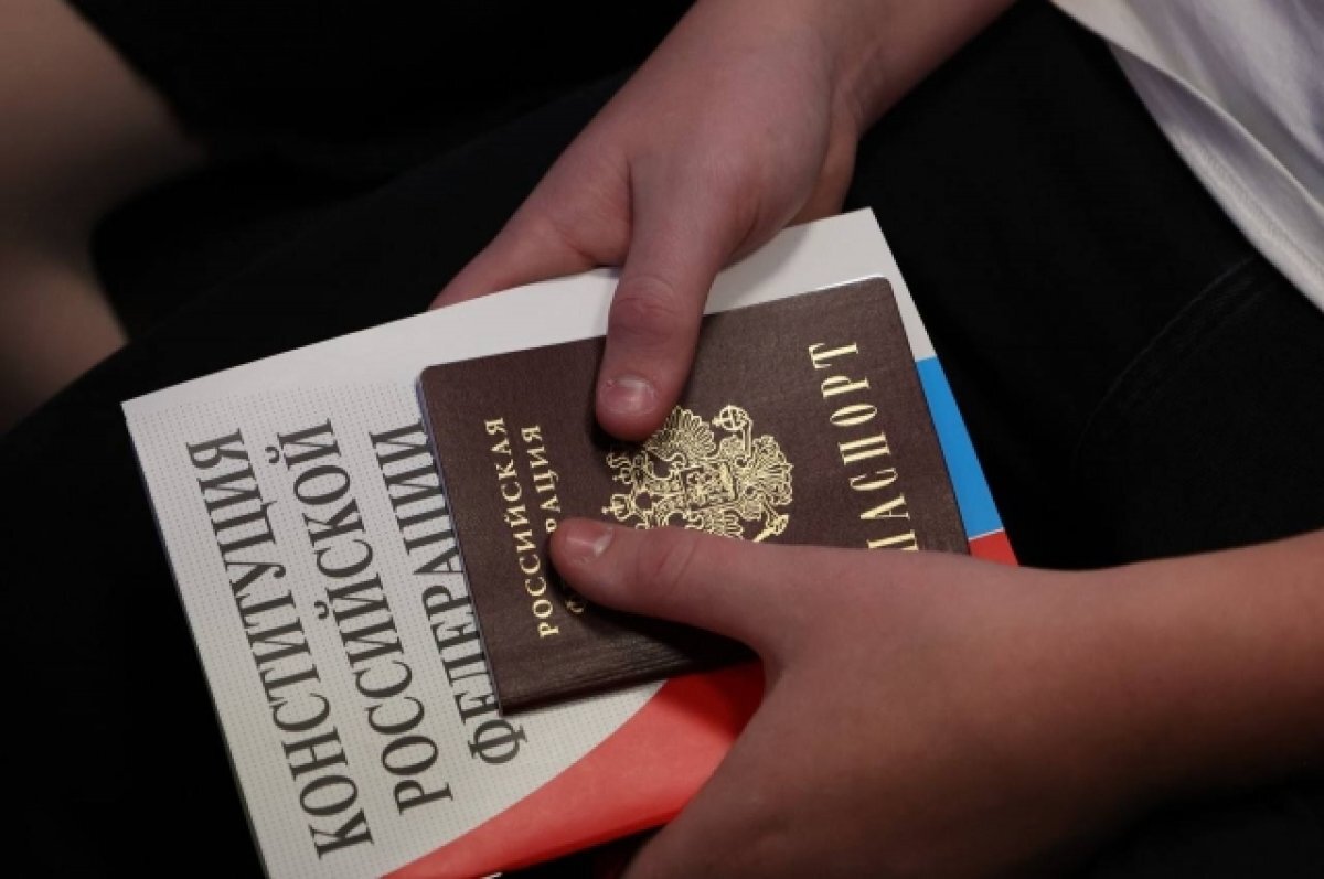    Дмитрий Азаров в День Конституции вручил паспорта школьникам