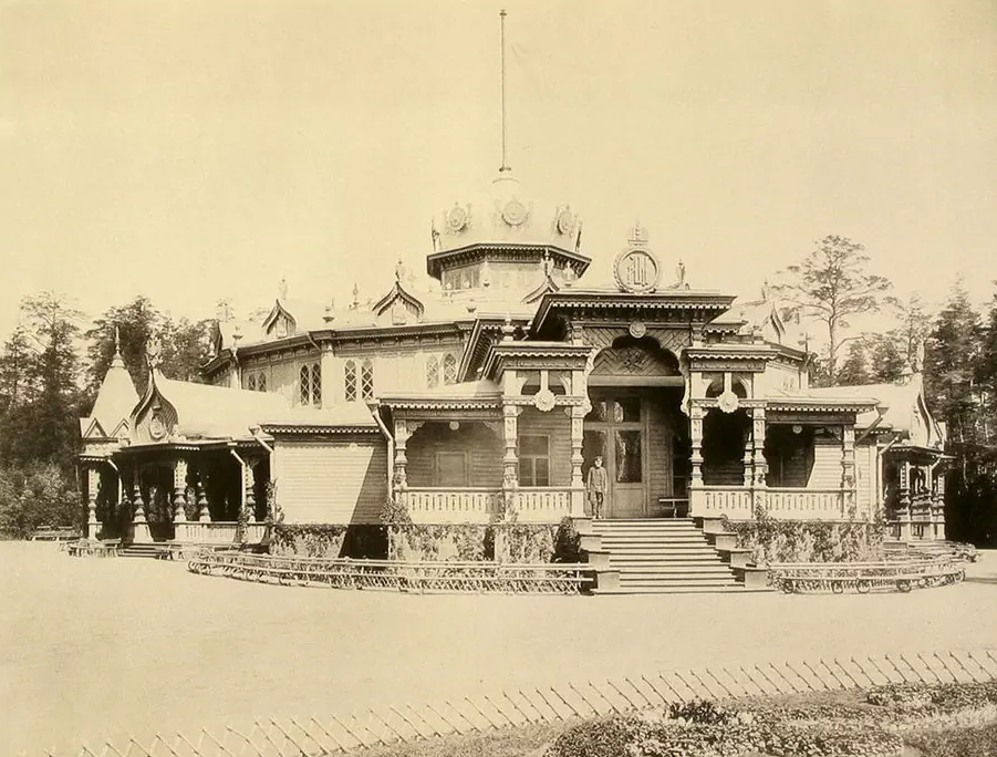 Царский павильон, выстроенный к 23 мая 1883 г. в Сокольниках к празднику в память 200-летия Преображенского, Семеновского и Измайловског полков. Проектировал и строил архитектор Д.Н. Чичагов. В дальнейшем павильон использовался для танцев и балов дачников. 1892 г.