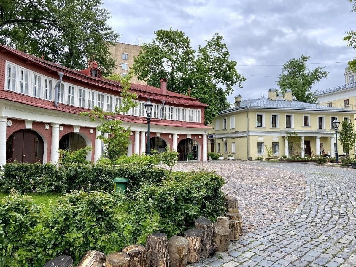 Двор усадьбы Охотниковых. Наш флигелек - справа, желтый. Слева - корпуса конюшен с надстроенным вторым этажом.