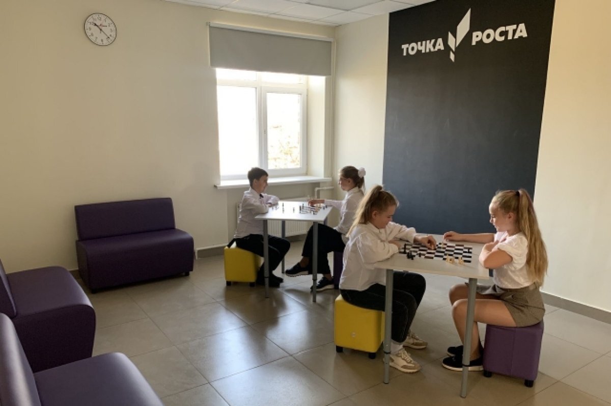    Перед факультативами школьники играют в шахматы.