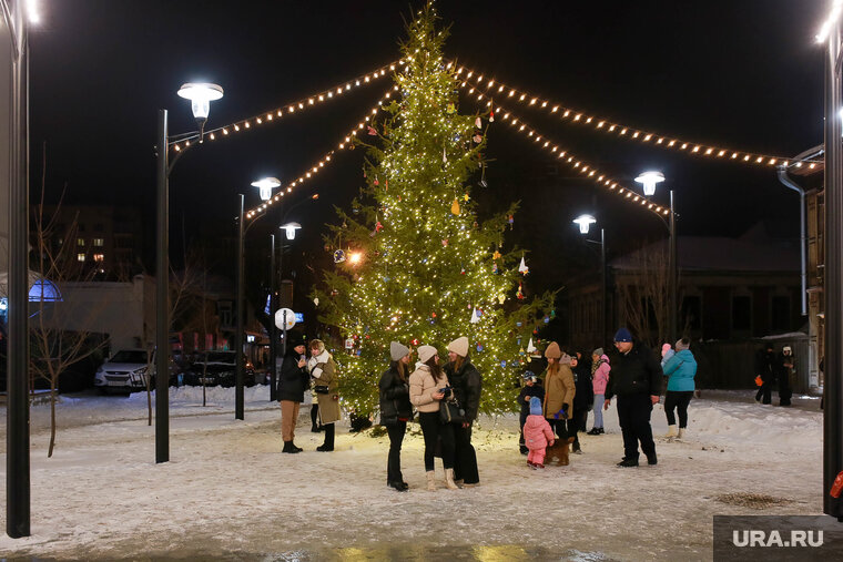    Теперь елка какое-то время не будет радовать тюменцев, ей нужен ремонт