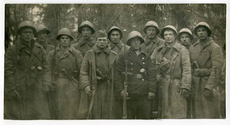 Бойцы 3-й отдельной бригады морской пехоты. Какие-то остатки морской формы хорошо заметны.