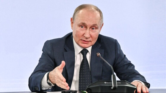    Путин: Конституция России работает и стабилизирует страну Андрей Бурков