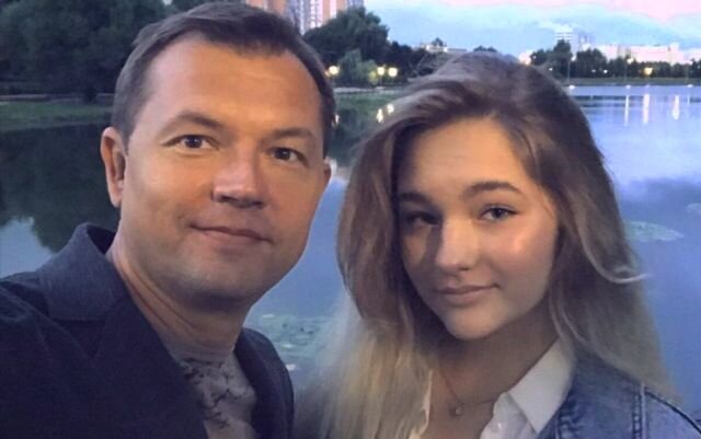 У Алексея с дочерью долгое время были непростые отношения, но сейчас они стали больше понимать друг друга. Когда актёр встречается с Машей, они ходят в кино или играют в боулинг.