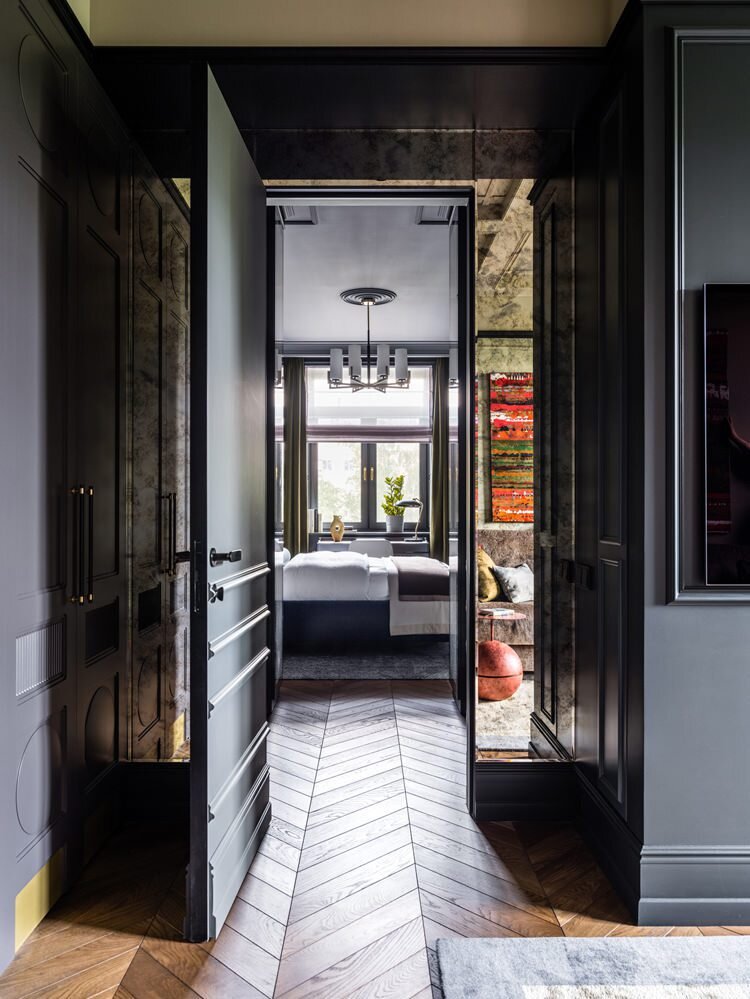 На темном фоне: квартира с цветными акцентами в доме 1950-х годов по ...