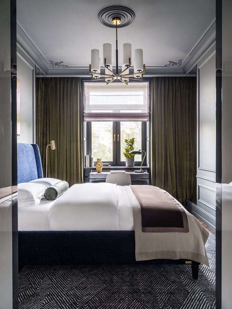 На темном фоне: квартира с цветными акцентами в доме 1950-х годов по ...