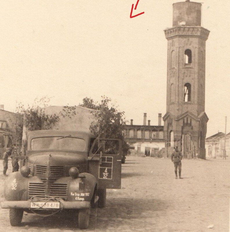 Грузовик Dodge на центральной площади Старой Руссы. 1941-43 гг.