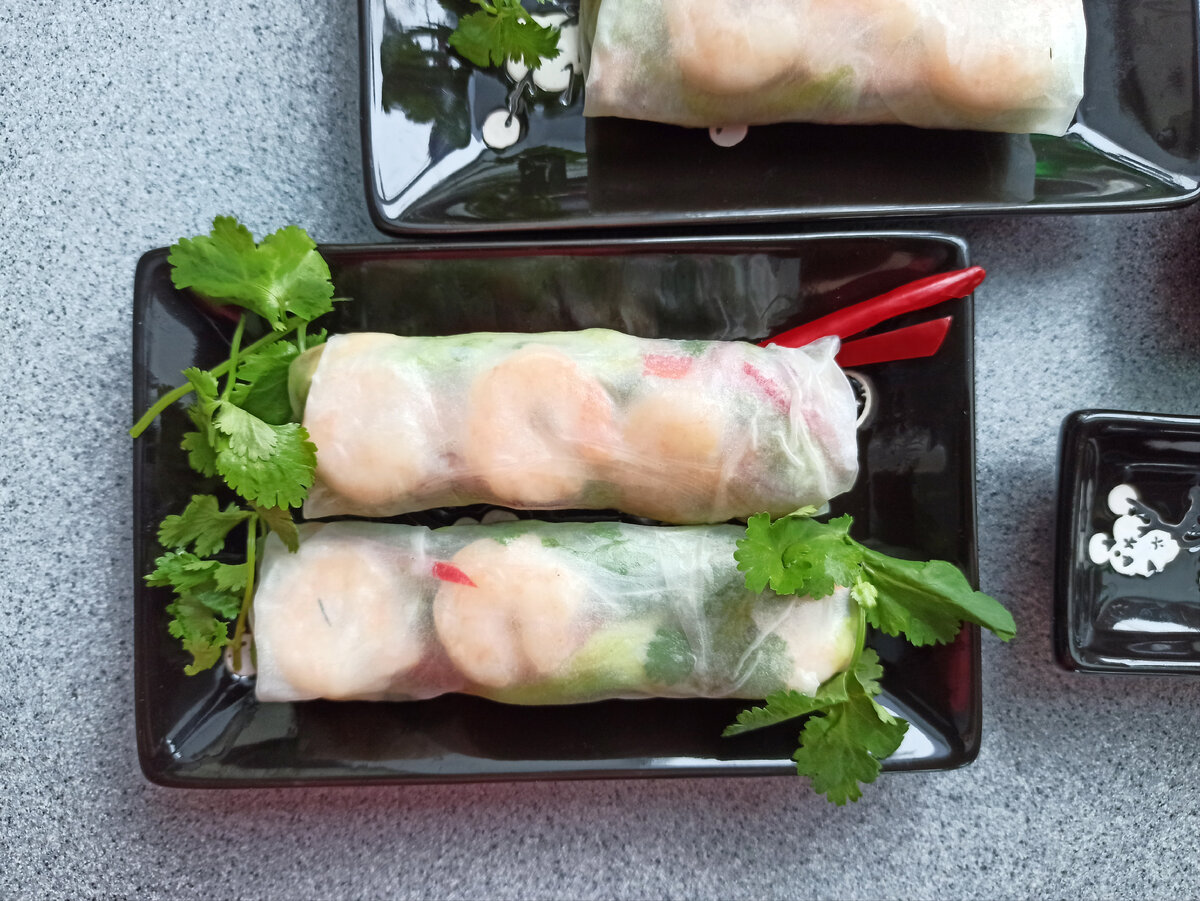 Спринг-роллы из рисовой бумаги с овощами и крабовыми палочками: рецепт - Лайфхакер