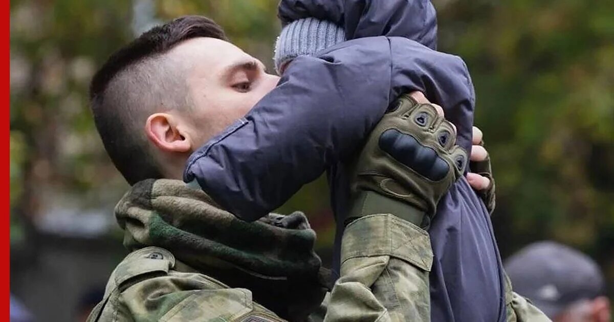 Встретил участника сво. Семья военнослужащего. Солдат с ребенком. Военный с ребенком. Российский солдат.