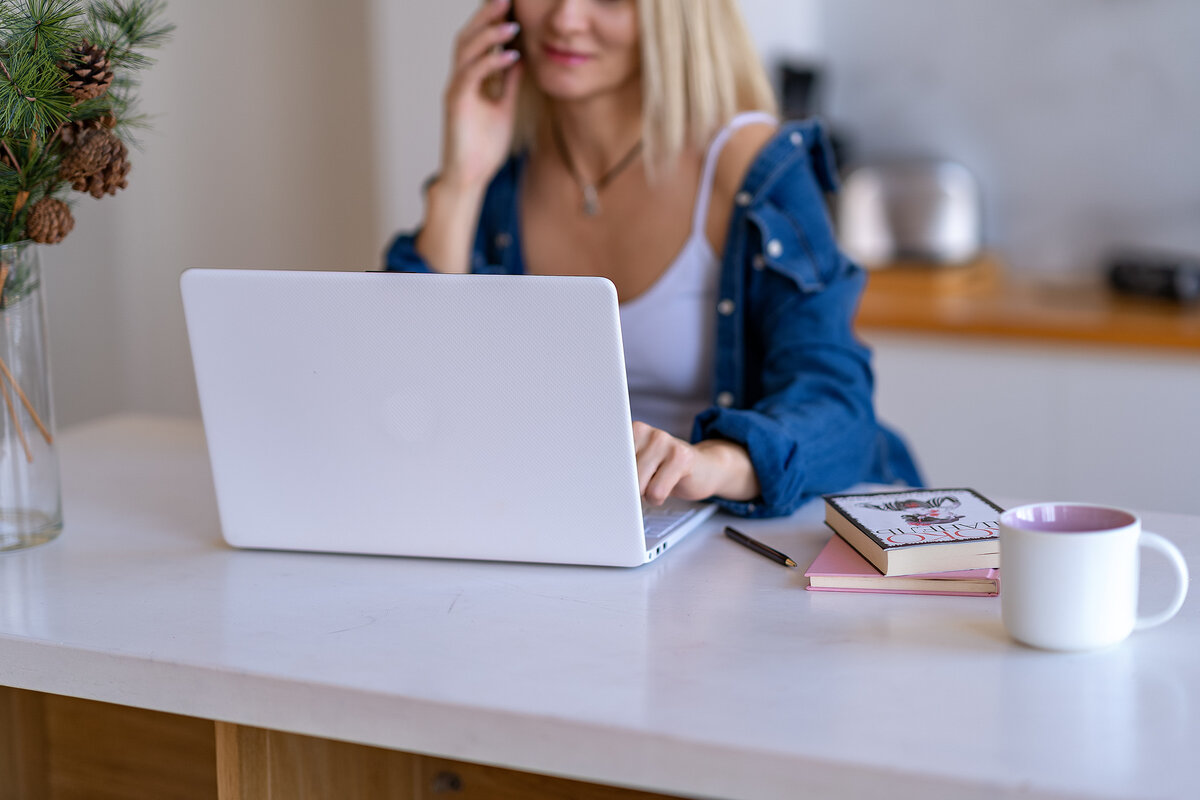 Для первого свидания она предложила сходить в кино. Вроде бы всё безобидно, действительно не сразу же в постель бежать.