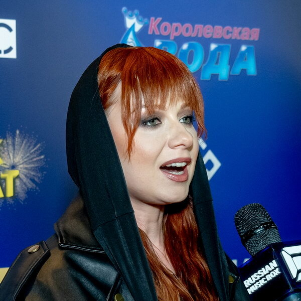     Юлия Савичева, 5sta Family и NЮ получили премии канала MusicBox