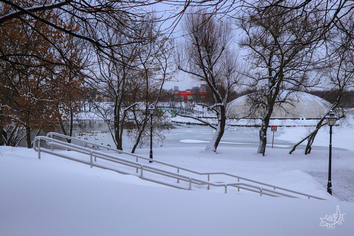 Зимние пейзажи в «Царицыне» почему-то всегда напоминают картины фламандцев с их лессировками. Вид на мост, например, — чисто работа Питера Брейгеля Старшего