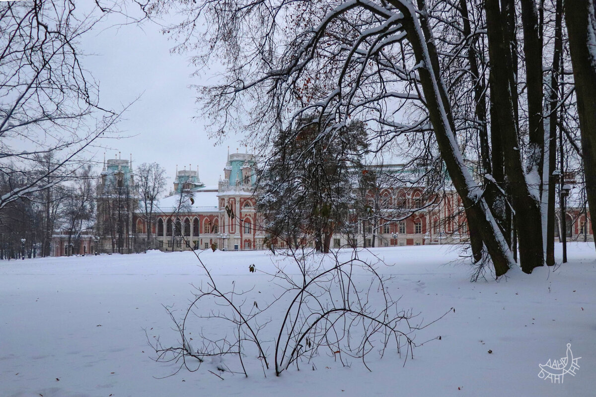 Укутанный в снег, дворец по-прежнему смотрится величественно