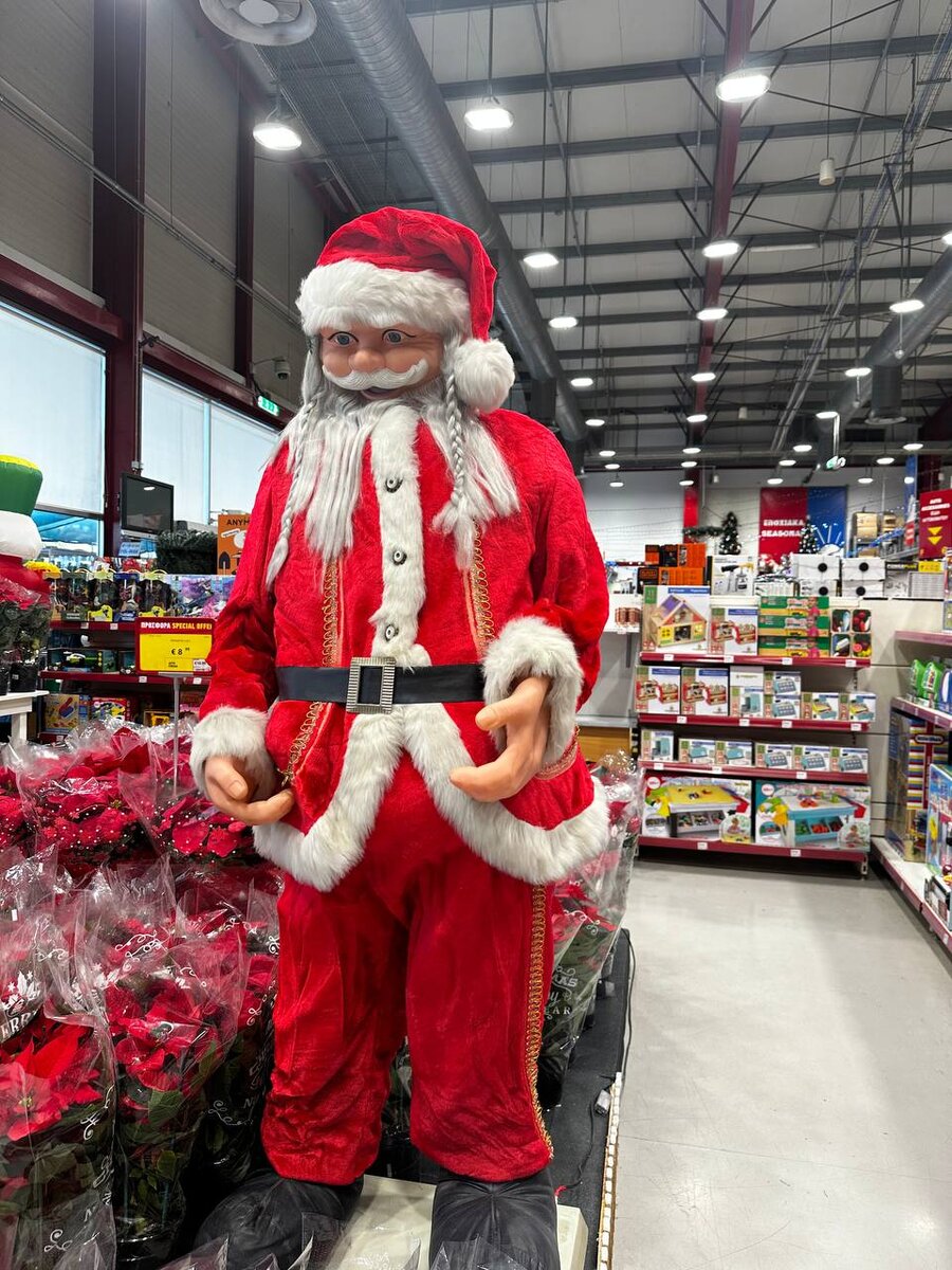 Большой Санта-Клаус, который двигается и поёт.