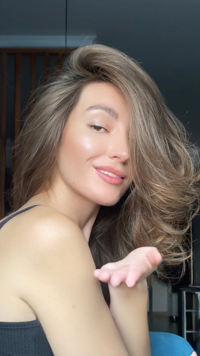 Я уже год отращиваю свои волосы и постоянно пользуюсь активаторами роста. Волосы растут гораздо лучше, чем были в подростковом возрасте: тогда была просто сеченая копна, а сейчас они живые и блестят 💖 