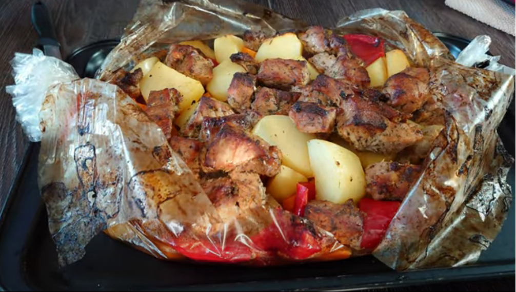 Свинина запеченная в рукаве в духовке, рецепт с фото