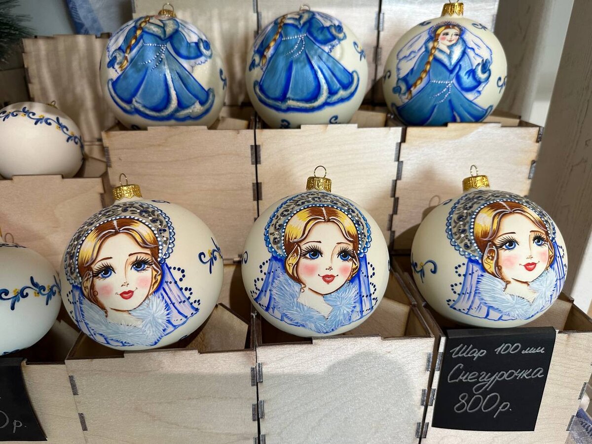 Елочные украшения стали отдельным видом искусства.  Фото: Фото и видео: ФедералПресс / Алена Людвиг