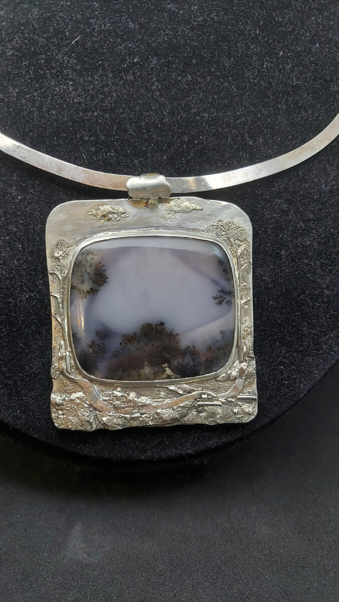 пример размещения кулона на серебряной гривне. Кстати гривны из серебра под заказ мы делаем вручную нужной длины. Застёжка надёжная, очень удобная и позволяет немного регулировать длину