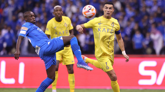    Криштиану Роналду (справа) и Сауд Абдулхамид. Reuters