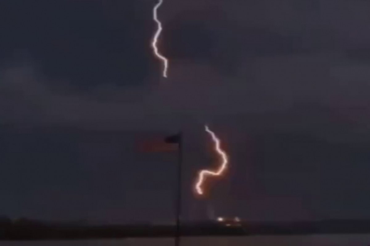    Бразильский футболист скончался после удара молнии во время матча