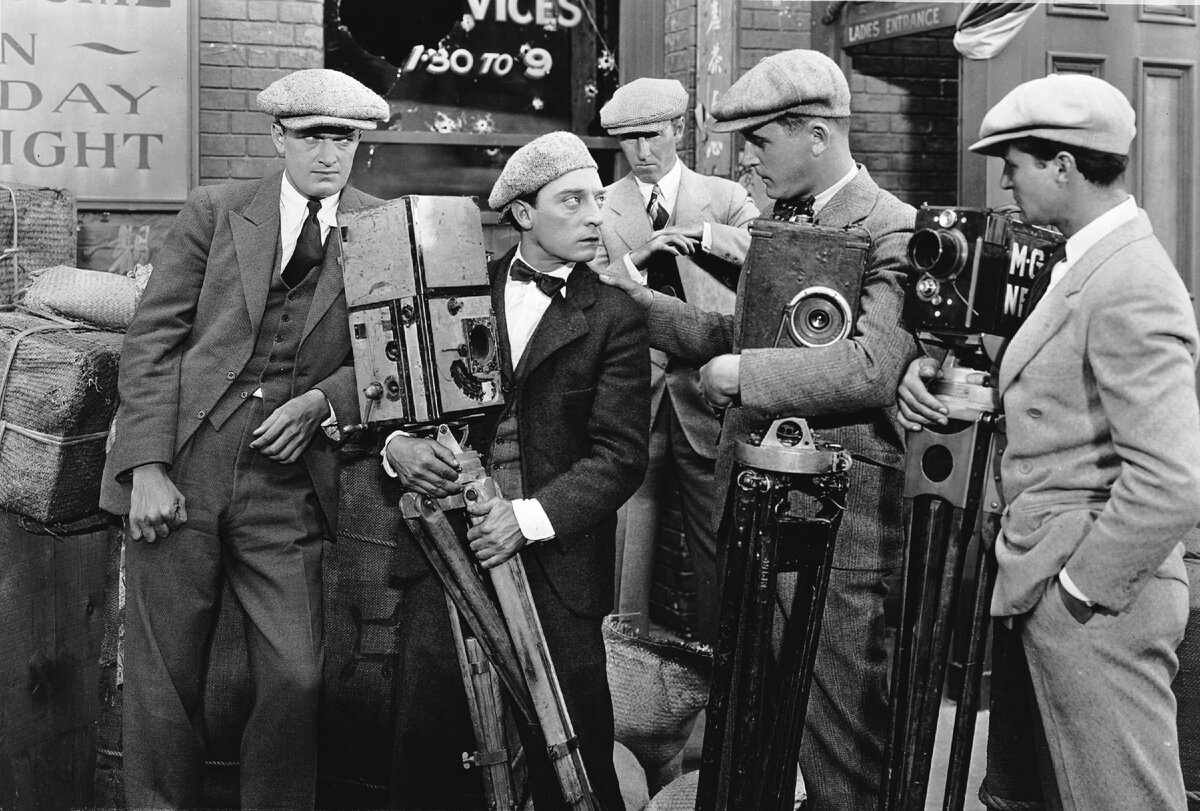 Кадр из фильма «Кинооператор» (The Cameraman)