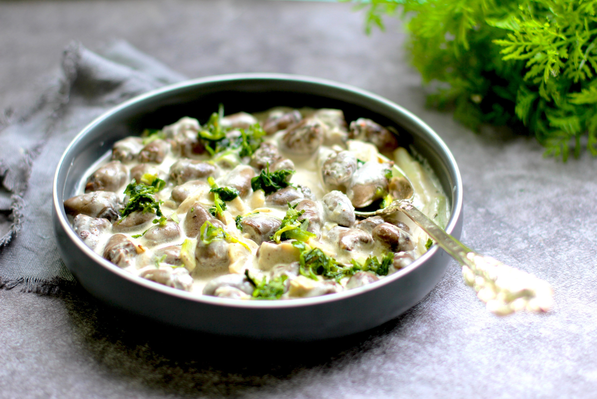 Печень с грибами и луком на сковороде. Куриные сердечки с шампиньонами. Куриные сердечки в сливочном соусе. Куриные сердечки с шампиньонами в сметанном соусе. Шампиньоны в сметанном соусе.