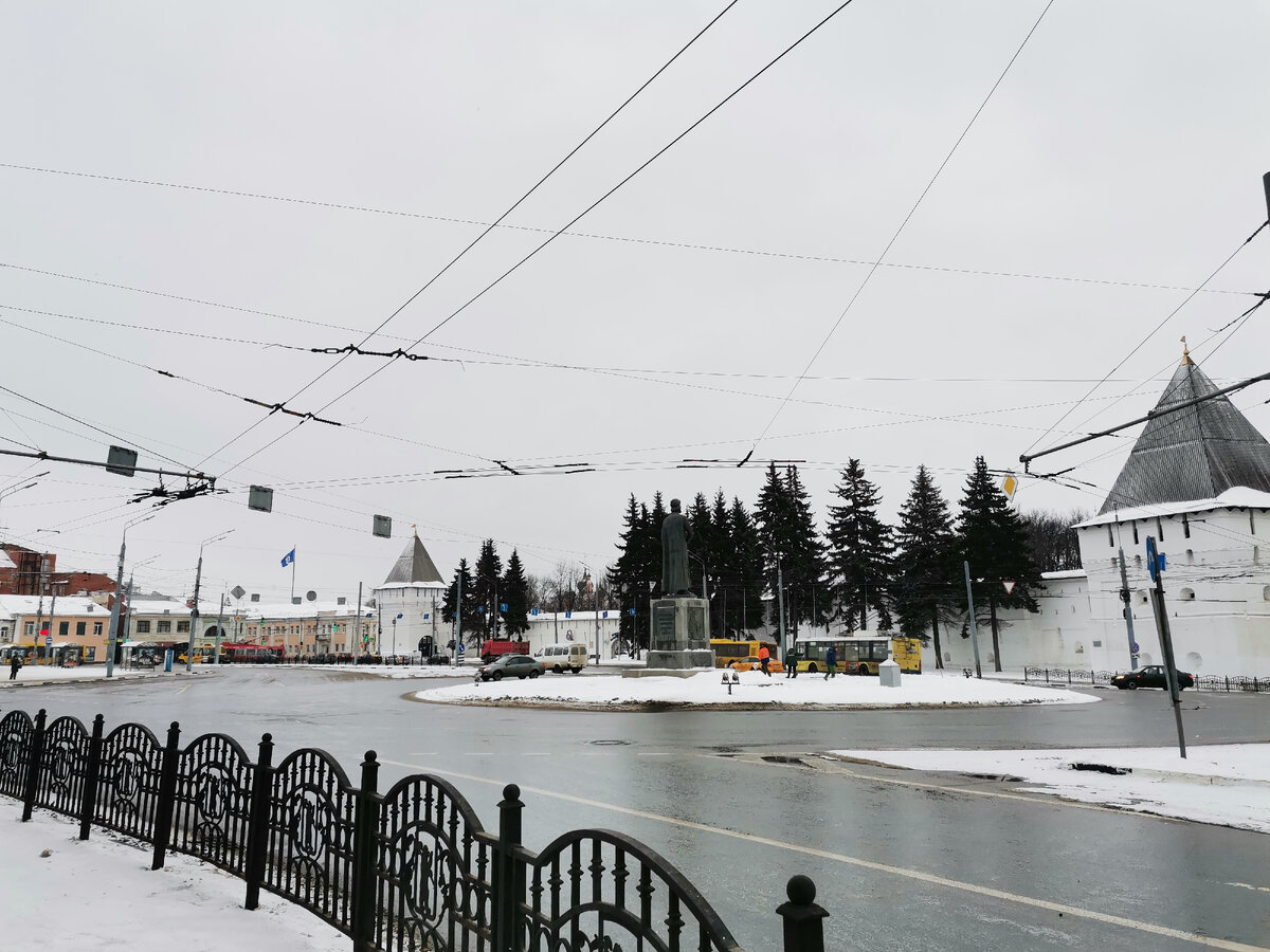 Памятник Ярославу Мудрому (вид сзади) 