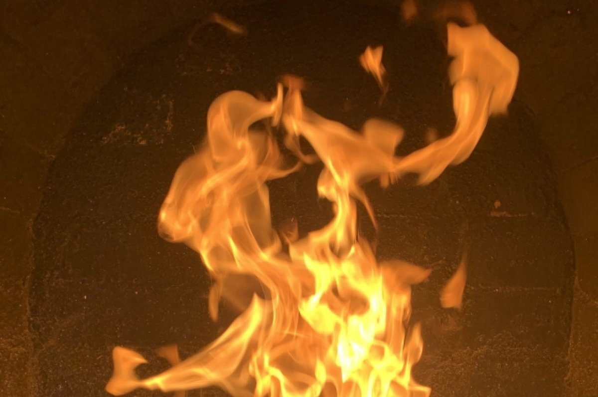    В Сургуте тушат возгорание в гаражном кооперативе