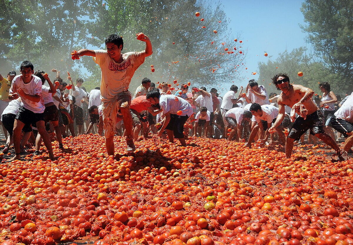 Tomatina in spain. Праздник Томатина в Испании. Помидорное сражение в Испании.