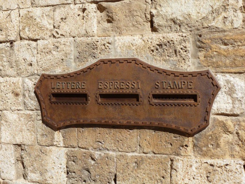 Источник фото: https://www.perfectstock.ru/photo/15410/pochtovyy-yashchik-v-stene