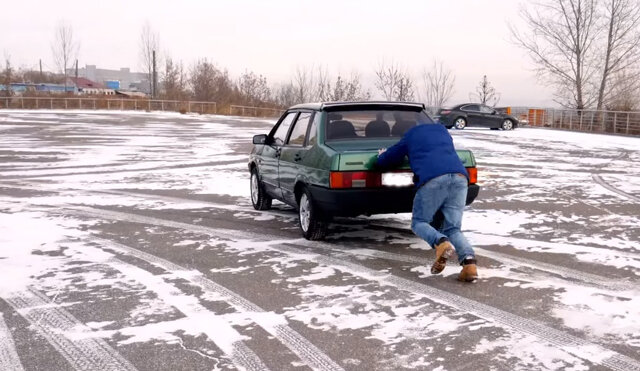 Как безопасно завести машину с толкача и избежать повреждений двигателя?