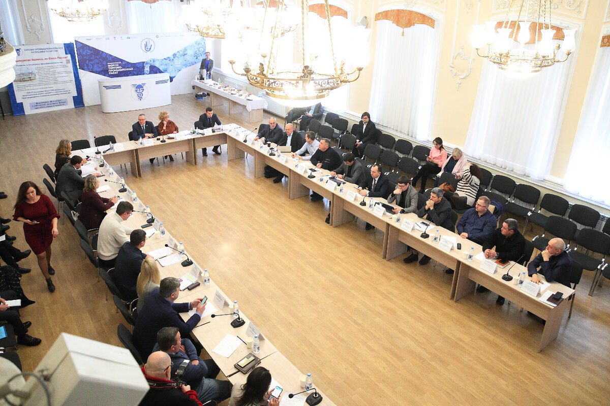 За круглым столом по вопросам развития инфраструктуры киосков и павильонов розничной торговли печатной продукцией собрались эксперты российского рынка. Фото: © Михаил Захаров / «Татар-информ»