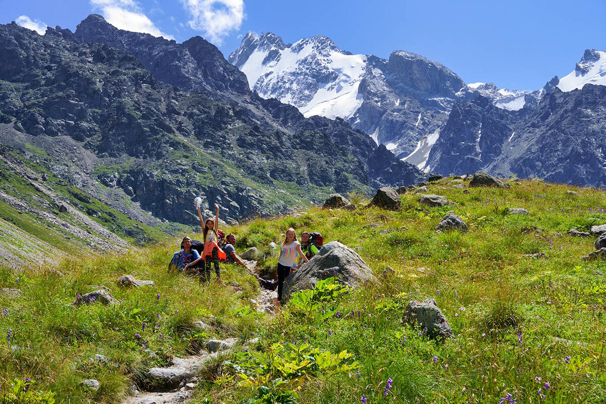 экскурсия в горы. восхождение на бештау из пятигорска. единственная отрада в путешествиях по кавказу. единственная отрада в путешествиях по кавказу. горный перевал туризм.
