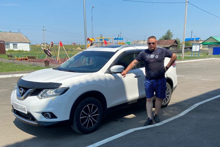 Погибший Альберт рядом с той самой машиной, на которой вез маму в больницу