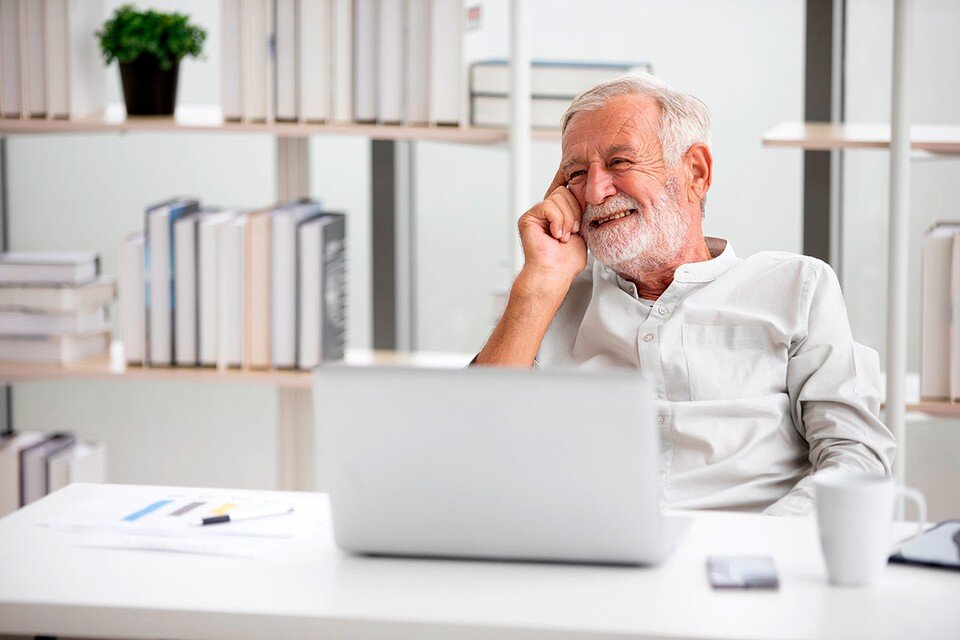    Если не «упираться» сверх меры, можно дожить до пенсии без депрессии и продолжить работать, старясь без вреда для здоровья. Shutterstock
