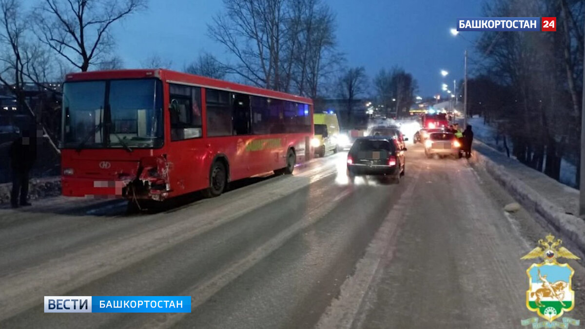    В башкирском Нефтекамске столкнулись легковушка и автобус с 20 пассажирами: погиб человек, еще двое пострадали