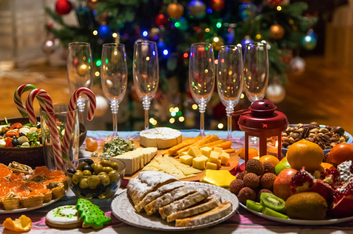 Новогодний стол — это традиционные салаты, мандарины, много закусок и торт на десерт. Праздничное меню наполнено изысканными блюдами, которые любят все члены семьи и гости.