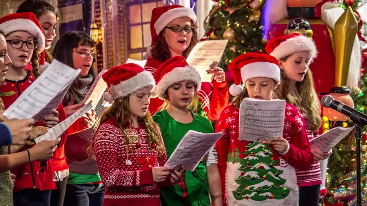 Поем новогодние песни. Carol singing в Англии. Дети поют на Рождество. Рождественский хор. Рождественский хор на улице.