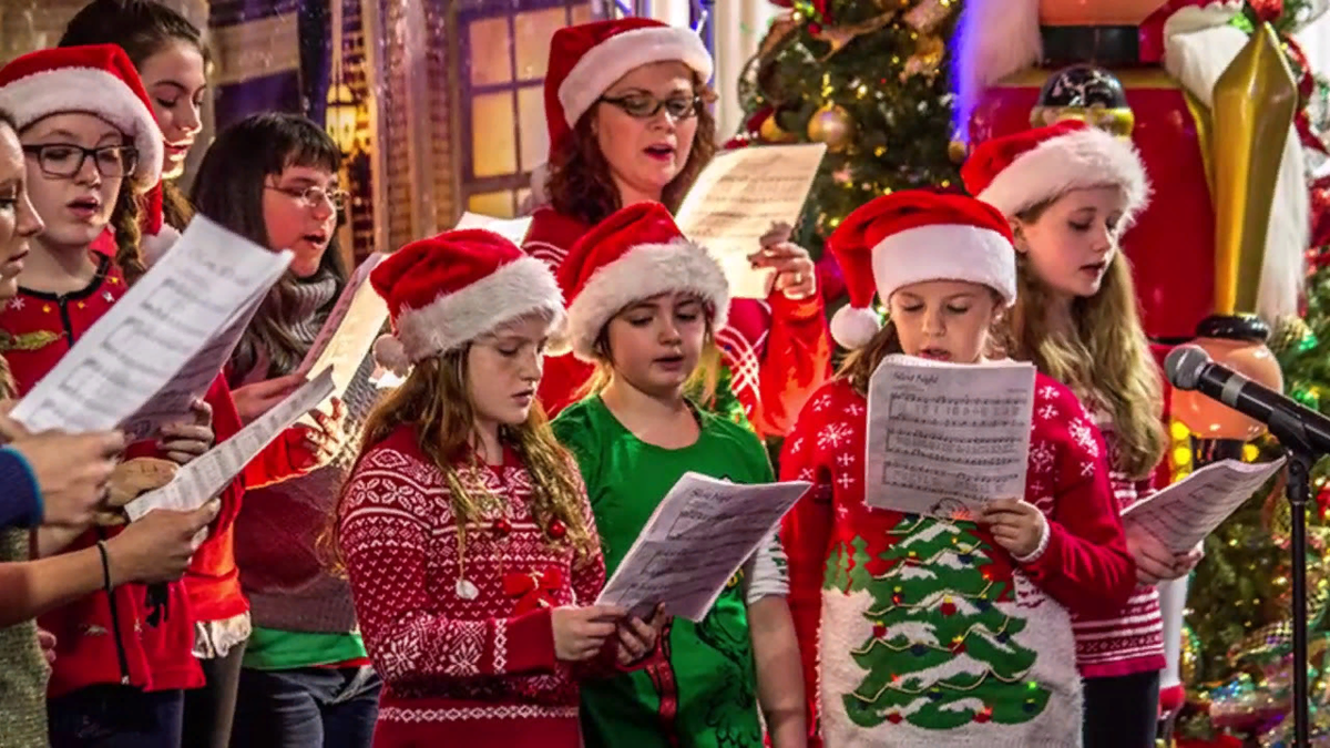 Новогодний хор. Carol singing в Англии. Дети поют на Рождество. Рождественский хор. Рождественский хор на улице.