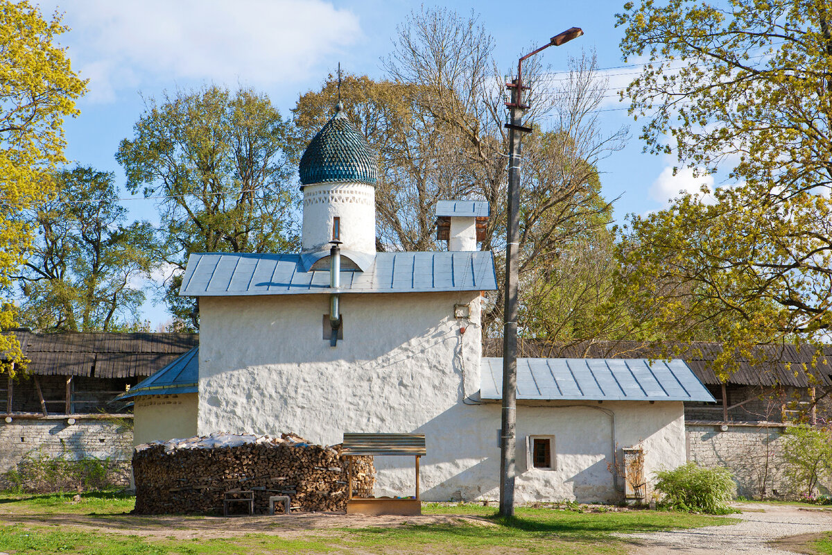 Храм Покрова и Рождества Пресвятой Богородицы от Пролома.