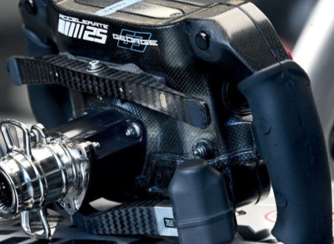 Гонщик может управлять сцеплением на старте и при движении задним ходом с помощью подрулевых лепестков