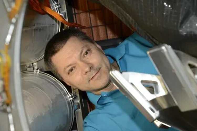 Олег Кононенко разбирает грузы в ТГК «Прогресс МС-25». Фото: Роскосмос