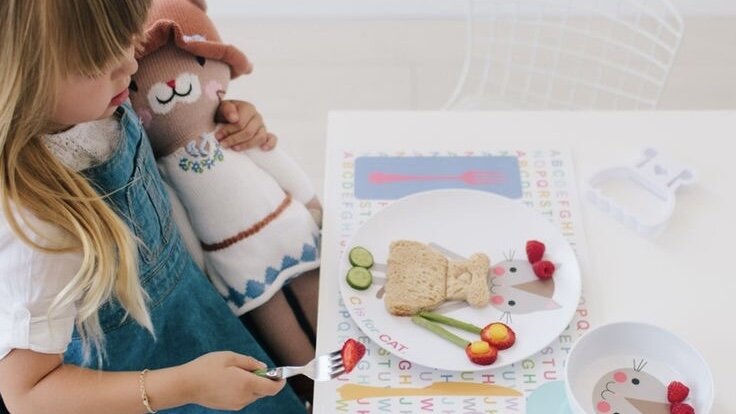 Девочка за завтраком