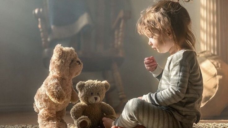 Девочка говорит с медведями