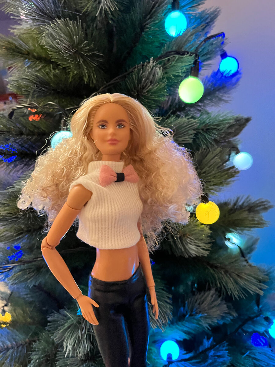 Натали или просто Нэт. Студентка, старшая дочь Карен и любимая племянница Эмиля